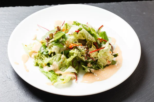 Вкусный салат на тарелке — стоковое фото