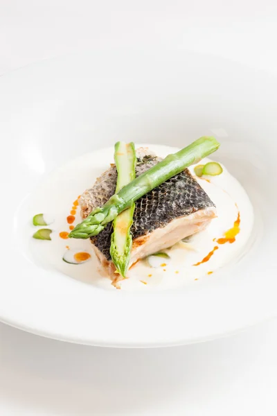 Poisson blanc aux asperges — Photo