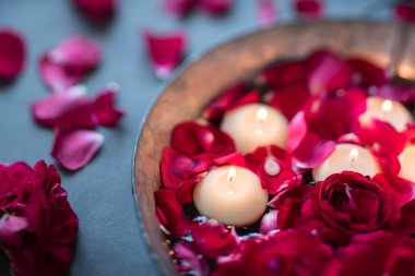 Kırmızı gül ve mumlar