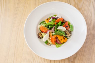 Tabakta sebze salatası