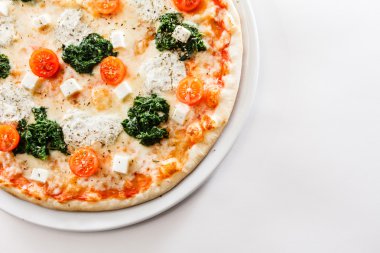 beyaz üzerine lezzetli pizza