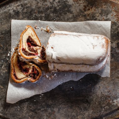 Lezzetli dilimlenmiş Stollen