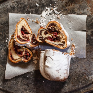 Lezzetli dilimlenmiş Stollen