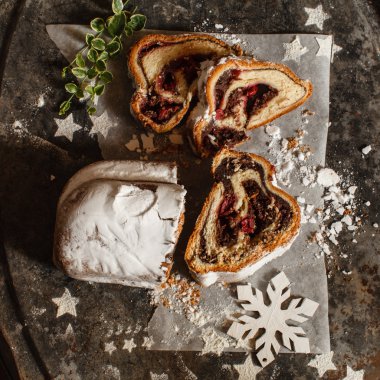 Lezzetli dilimlenmiş Stollen