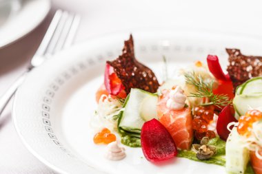 Tabakta sebze ile Somon