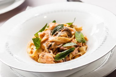 sağlıklı deniz ürünleri makarna