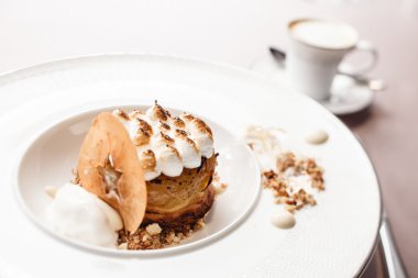 Elmalı pasta ve kremalı.