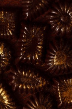 Altın tozu ile çikolata tatlılar