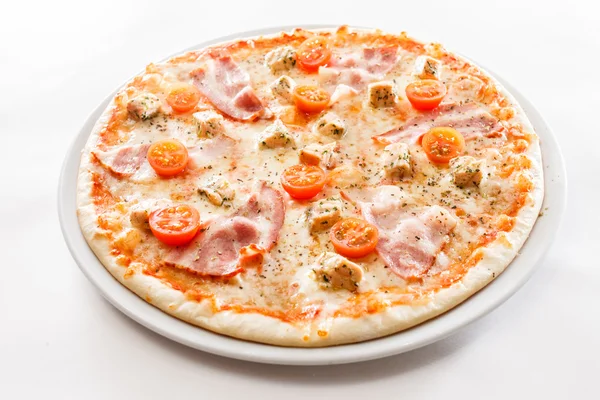 Sabrosa pizza en blanco — Foto de Stock