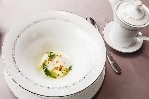 Рибний суп в тарілці — стокове фото