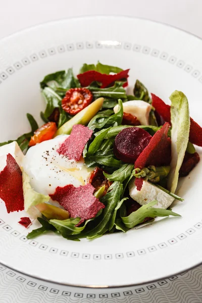 Rote-Bete-Salat auf Teller — Stockfoto