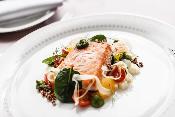 Lachs mit Gemüse auf Teller — Stockfoto