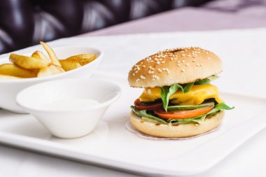 Çizburger kızarmış patates ile