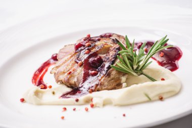 ördek göğsü patates püresi ile