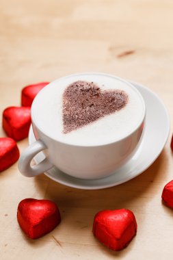 Kalp ile lezzetli kapuçino