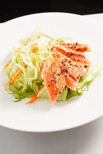 Salat mit Lachs auf Teller — Stockfoto