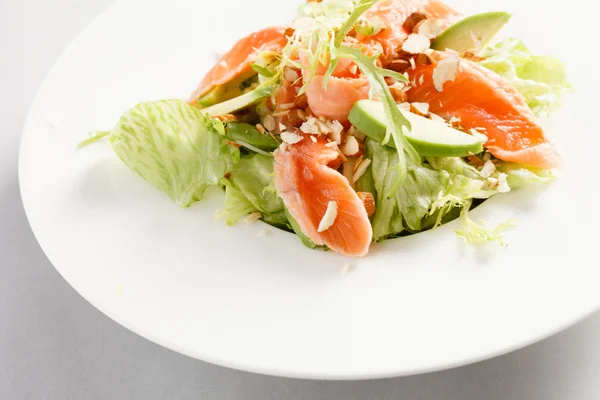 Salat mit Lachs auf Teller — Stockfoto