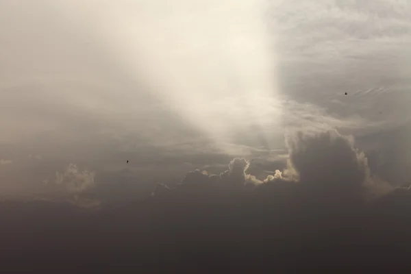 Ljus strålar i himlen — Stockfoto