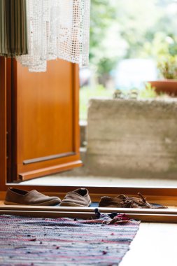 açık kapı içinde ev 