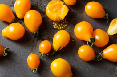 Taze sarı domatesler.