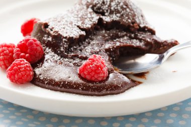 Ahududu ile çikolata tatlı