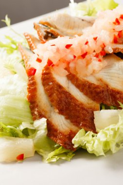 Lezzetli füme yılan balığı salatası