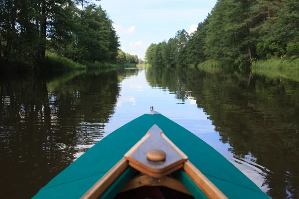 Kajak drijvend op kleine rivier — Stockfoto