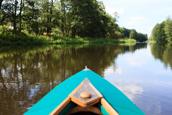 Kajak schwimmt auf kleinem Fluss — Stockfoto