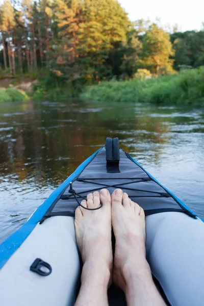 Kajaken flyter på liten flod — Stockfoto