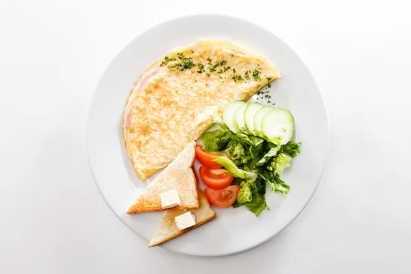 Smaczne śniadanie omlet i warzywa — Zdjęcie stockowe