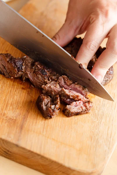 Handen snijden biefstuk — Stockfoto