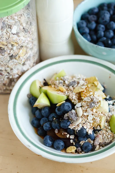 Zdrowe muesli ze świeżymi owocami — Zdjęcie stockowe