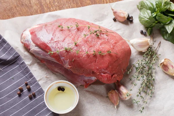 Carne de vitela crua — Fotografia de Stock