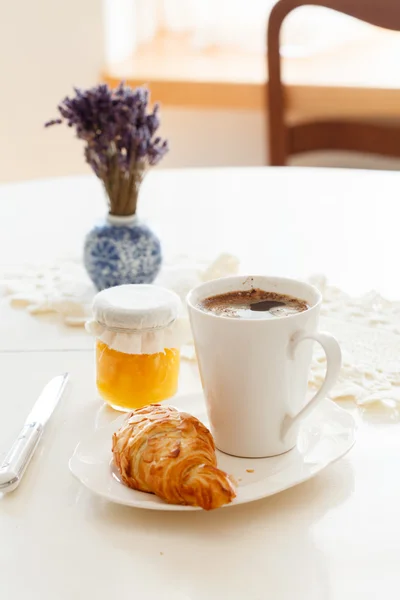 Croissant e xícara de café expresso — Fotografia de Stock