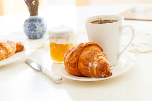 Croissant e xícara de café expresso — Fotografia de Stock