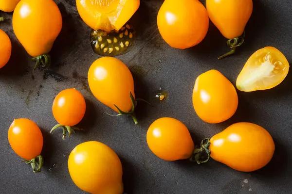 Tomates amarillos maduros frescos —  Fotos de Stock