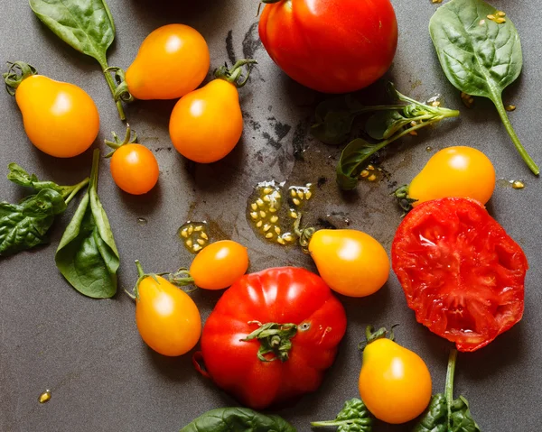 Tomates frescos com folhas de espinafre — Fotografia de Stock