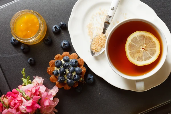 Cup of tea with blueberry cake — Stock Photo, Image