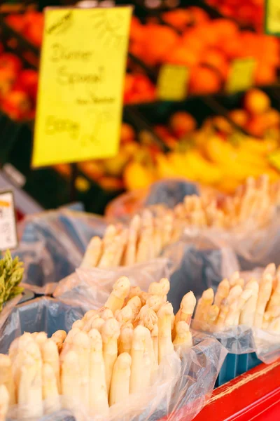 Taze kuşkonmaz Market — Stok fotoğraf