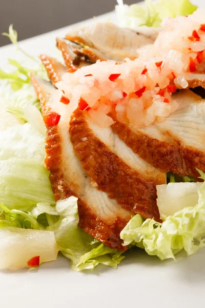 Leckerer Salat mit geräuchertem Aal — Stockfoto