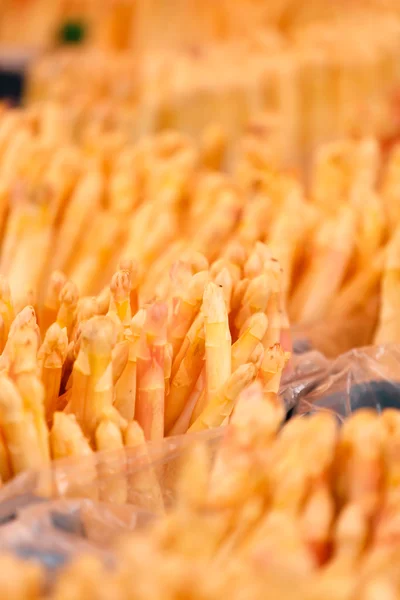 Fresh asparagus at market — Stock Photo, Image