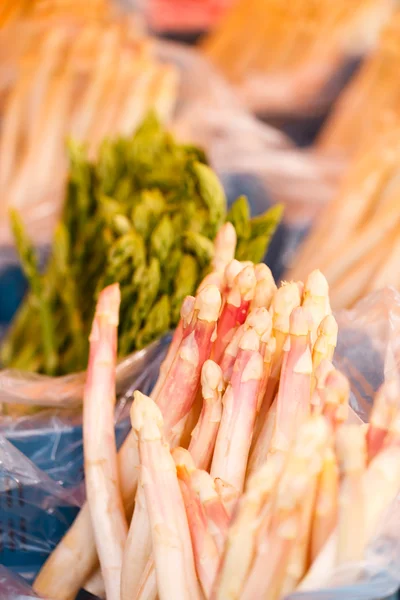 Fresh asparagus at market — Stock Photo, Image