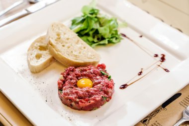 Biftek tartare plaka üzerinde