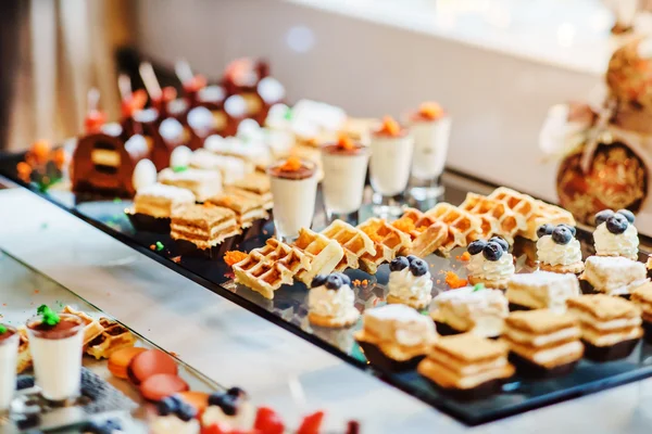 Pasteles en mesa de brunch — Foto de Stock