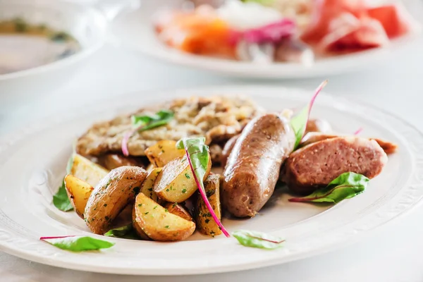 Sabroso desayuno con salchichas y patatas — Foto de Stock