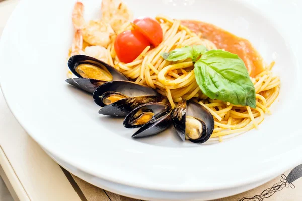 Tasty pasta with mussels — Stock Photo, Image