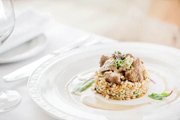 Cebada con carne en plato blanco — Foto de Stock