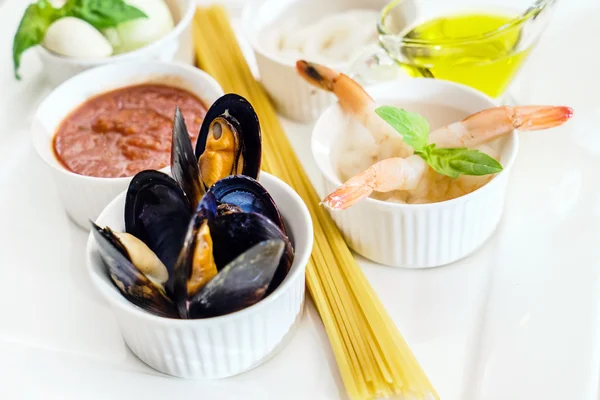 Ingrediente para la comida en plato blanco —  Fotos de Stock