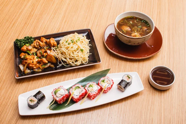 Savoureux dîner asiatique avec sushi et soupe — Photo