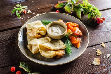 Krep plaka üzerinde somon ile